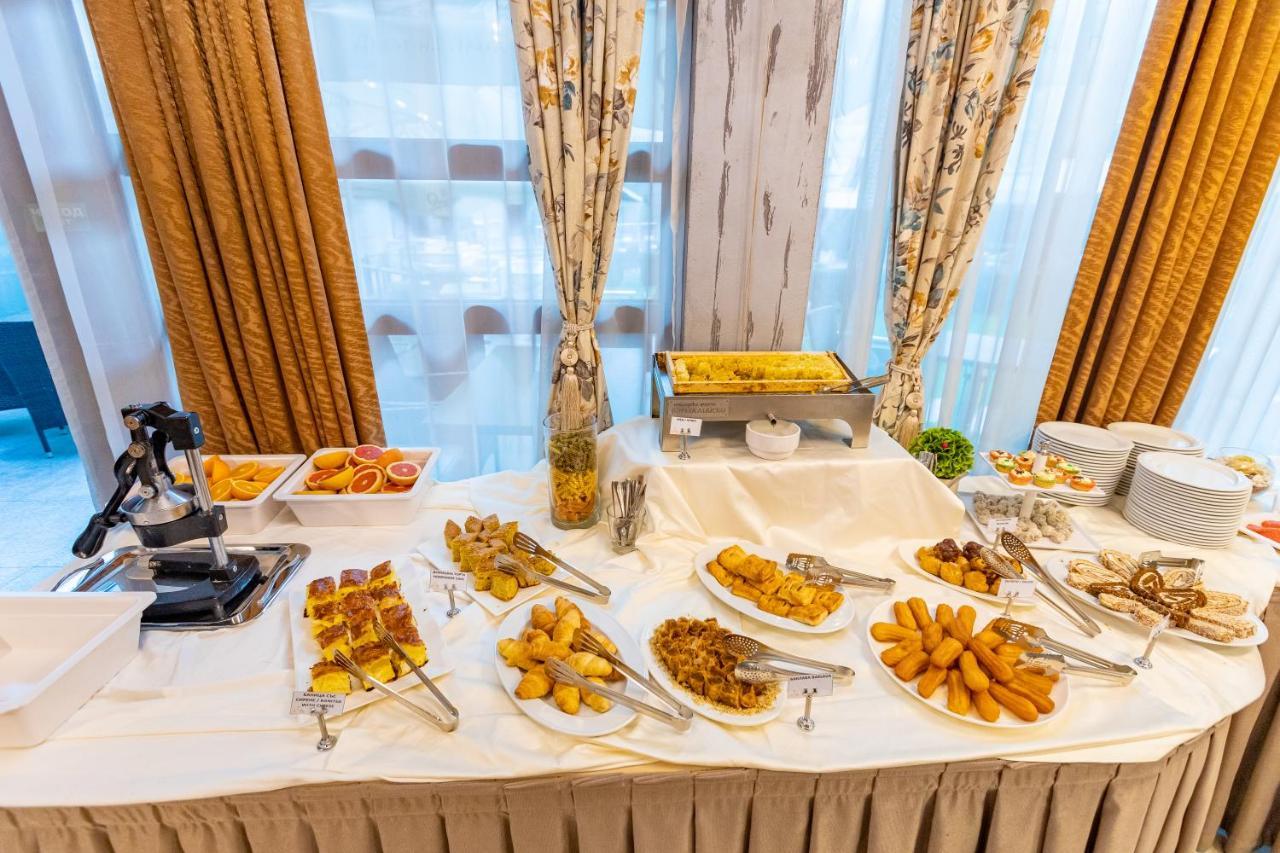 Spa Hotel Persenk Devin Exterior photo A buffet table with a selection of Indian snacks